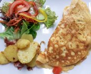 Omelette mit Schinken-Käse-Pilzfüllung | Trattoria 